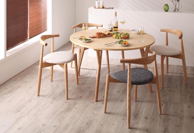 円形テーブルにデザイナーズチェアを組み合わせたオシャレな北欧ダイニングテーブルセット