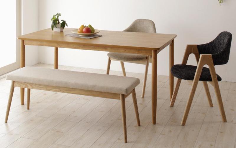 ナチュラルカラーの優しいテーブル デザイナーズチェアにベンチもある北欧デザインダイニングセット