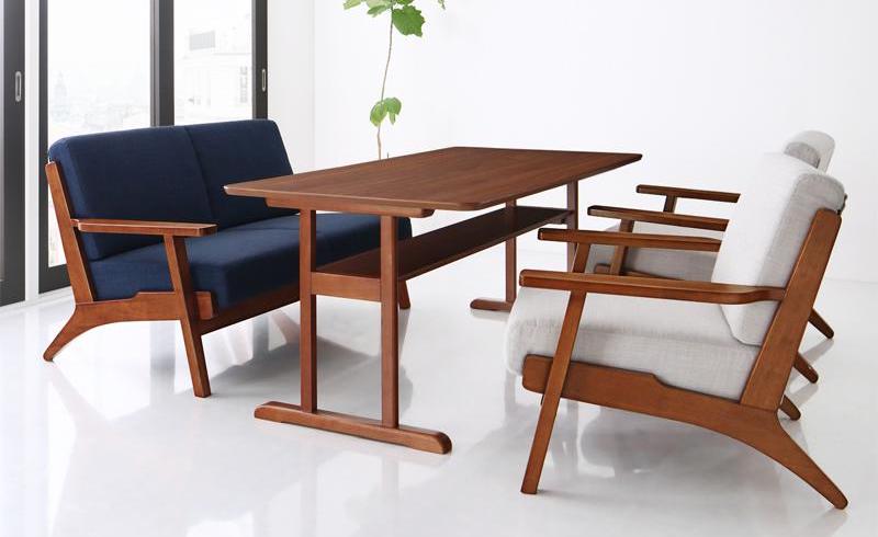 T字脚の棚付テーブルに、木フレームのデザインソファの北欧デザインソファダイニングセット