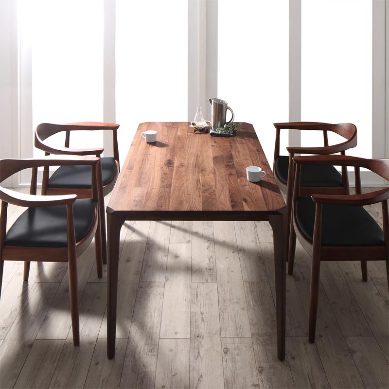 天然木ウォールナット無垢材テーブルとレザー座面デザイナーズチェアの本格北欧スタイルダイニング