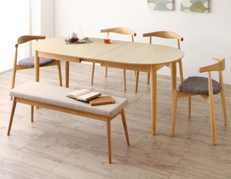 ナチュラルなアッシュ材の楕円形・伸縮式テーブル、デザインチェア・ベンチの北欧ダイニングセット